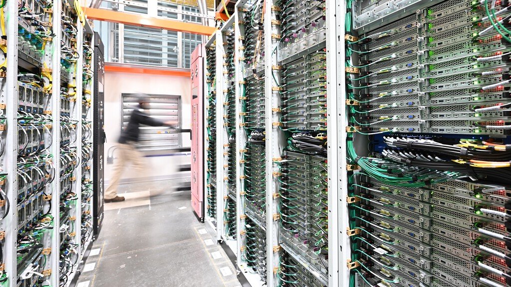 Cada vez más gente quiere frenar los centros de datos. Amazon acaba de explicar por qué cree que sería un error histórico